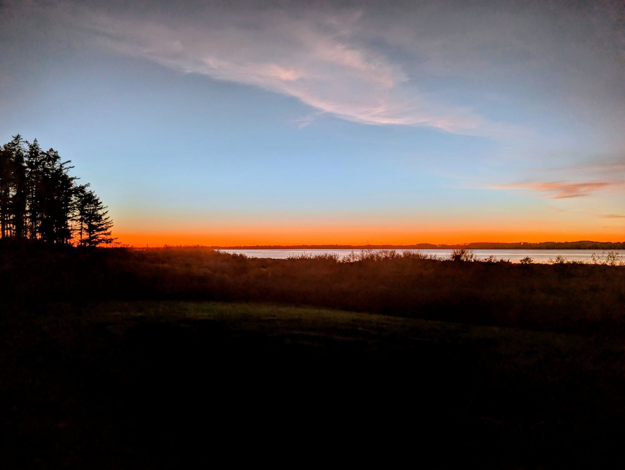 Weiter Blick über das Wasser bei Sonnenuntergang